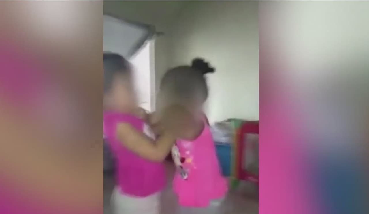 Madre de Texas es buscada por las autoridades por presuntamente obligar a su hija de 4 años a luchar con otros niños 