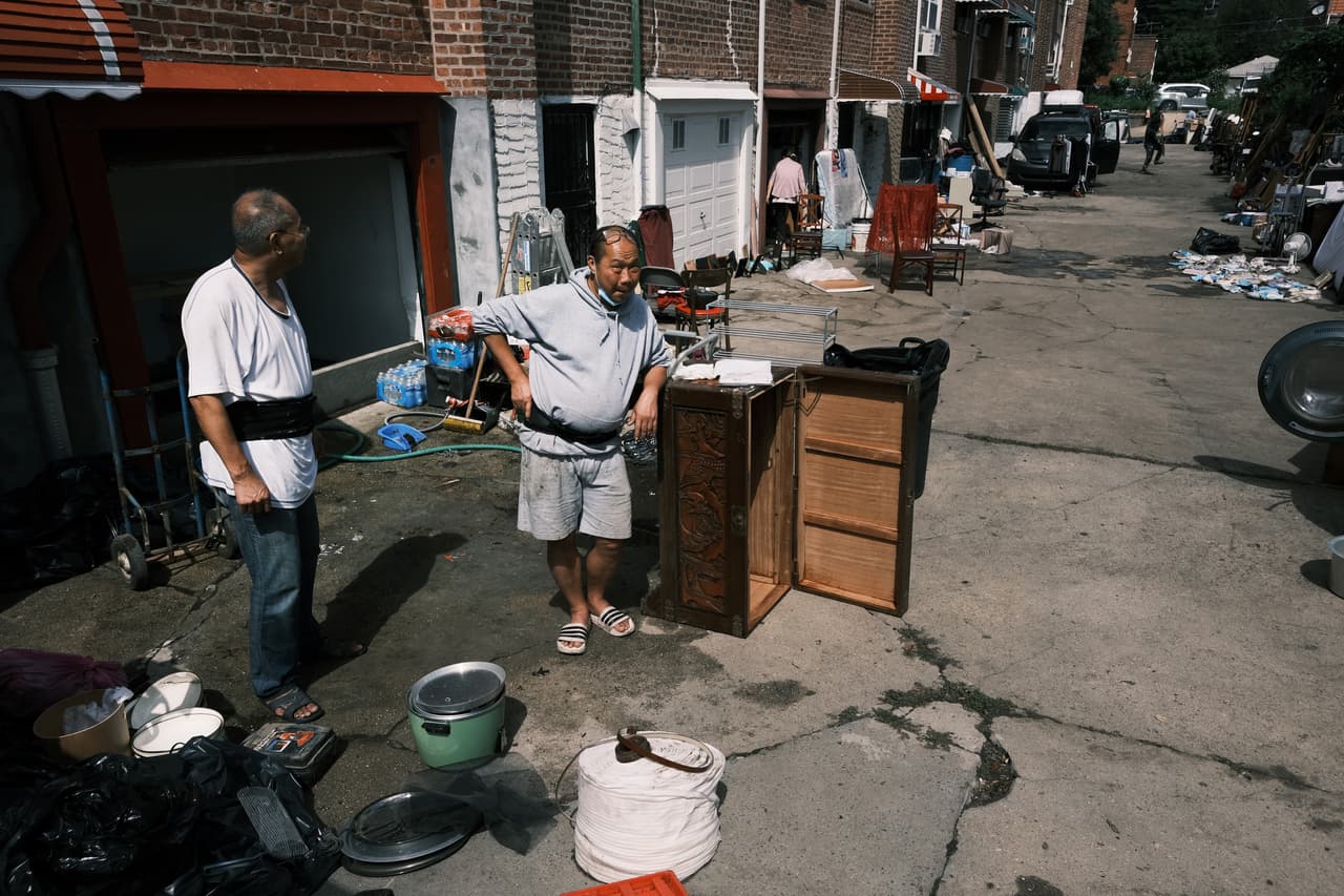 -Los Servicios para la Pequeña Empresa 
<b>ayudarán a los propietarios de pequeñas empresas</b> que se han visto afectadas por la tormenta.
