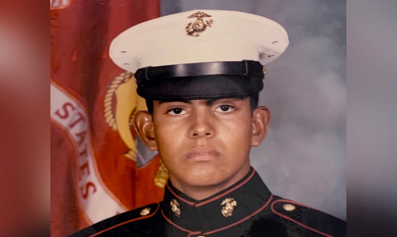 José Segura, de 53 años, era un asistente médico en el hospital Elmhurst en Chicago y falleció el 2 de mayo por complicaciones del covid-19. El fallecido era originario de México y sirvió en la marina de Estados Unidos durante 4 años. Era el mayor de los hermanos en el hogar de José and María (Magana) Segura. "Era un hijo amoroso, buen hermano y tío orgulloso. Si bien no tenía hijos, siempre cuidó de sus dos sobrinas y sobrino. Estaba orgulloso de asistir a sus eventos y siempre estaba pendiente de ellos", dijo su hermano Oscar Segura.