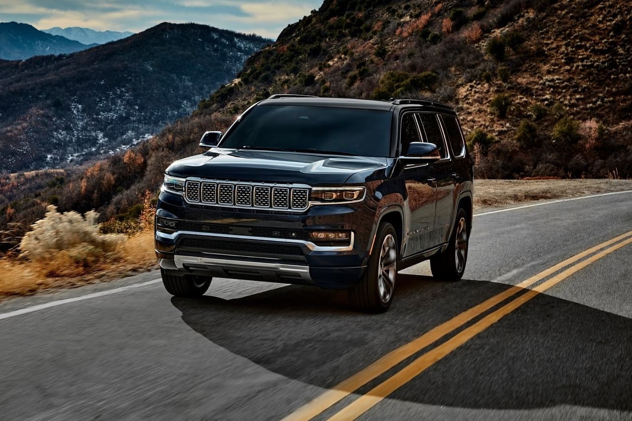 <h3 class="cms-H3-H3"><b>Diseño exterior</b></h3>
<br>
<br>Tanto la Wagoneer como la Grand Wagoneer comparten la misma estructura, pero esta última integra elementos que le dan una apariencia más premium, tales como iluminación de acento LED, techo negro, capó con un diseño levementa diferente, guardabarros más prominentes, estribos eléctricos retráctiles de serie y mucho más cromo, en especial sobre la parrilla.
<br>