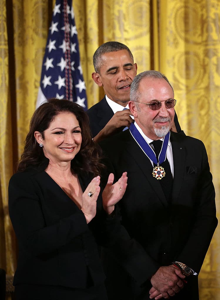 Emilio y Gloria Estefan fueron condecorados con la Medalla Presidencial de Honor a la Libertad, por su contribución a la cultura latina, en noviembre de 2015.