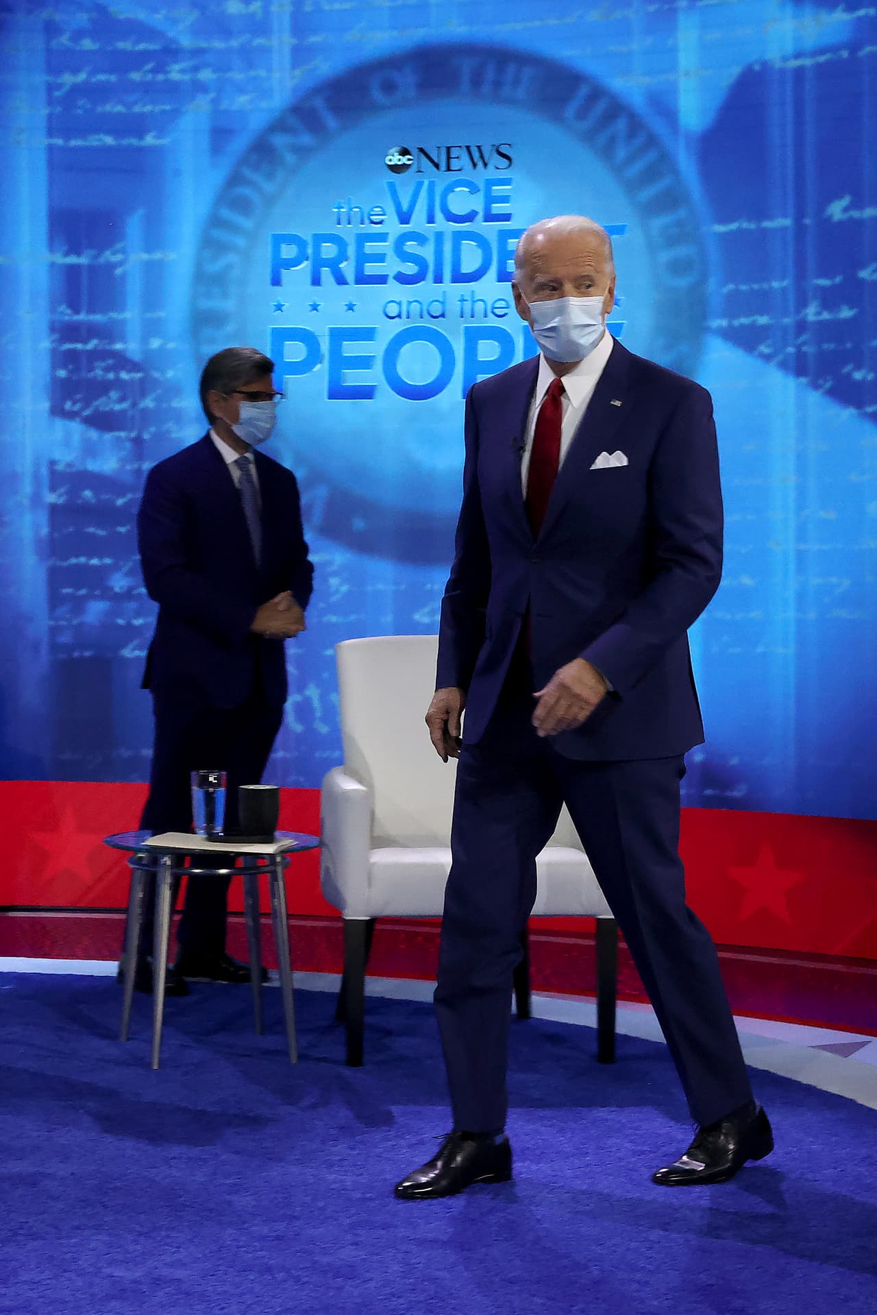 El candidato presidencial demócrata Joe Biden y el presentador de ABC George Stephanopoulos se preparan para un cabildo abierto el 15 de octubre del 2020 en Filadelfia.