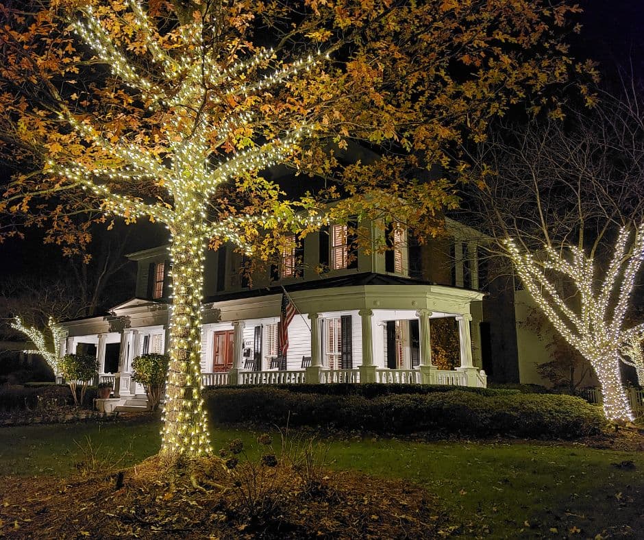 <b>Madison</b>
<br>
<b>Sitio web</b>: 
<a href="https://visitmadisonga.com/christmas-getaway/">https://visitmadisonga.com/christmas-getaway/</a> 
<br>
<b><a href="https://maps.app.goo.gl/SRV7y5thmrHDhpRb6">Cómo llegar</a> </b>
<br>
<br>Madison alberga la colección más grande de arquitectura del siglo XIX en Georgia, con una mezcla de edificios de estilo renacentista griego, victoriano tardío y románico. Míralos decorados para la temporada y pasea por el centro festivamente decorado mientras pruebas las delicias navideñas en los numerosos restaurantes y tiendas de dulces.