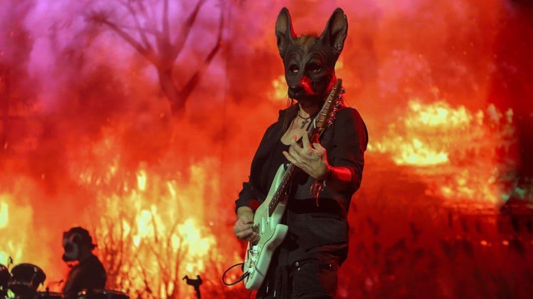 También se puede ver en sus distintas cuentas la preocupación de la agrupación por los incendios en Australia, que han acabado con la vida de millones de animales y en donde hacen una reflexión: "La tierra está a punto de partirse en dos. El cielo ya se ha roto, ya se ha roto el llanto gris, la mar vomita ríos de aceite sin cesar".