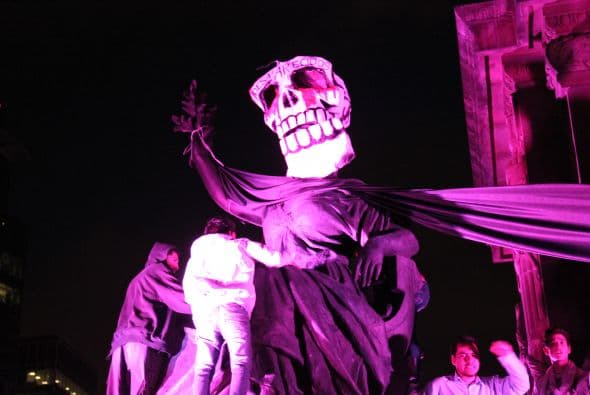 Figuras carnavalescas relacionadas con la muerte desfilaron también por Reforma. (Crédito: Roberto Bustamante)