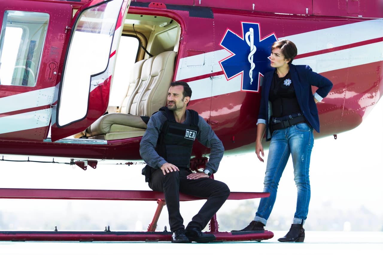 Sus personajes serían testigos de un terrible crimen ordenado por Óscar Lucio, interpretado por el actor
<b><a href="http://www.univision.com/series/la-piloto/alejandro-nones-es-oscar-lucio">Alejandro Nones</a></b>.