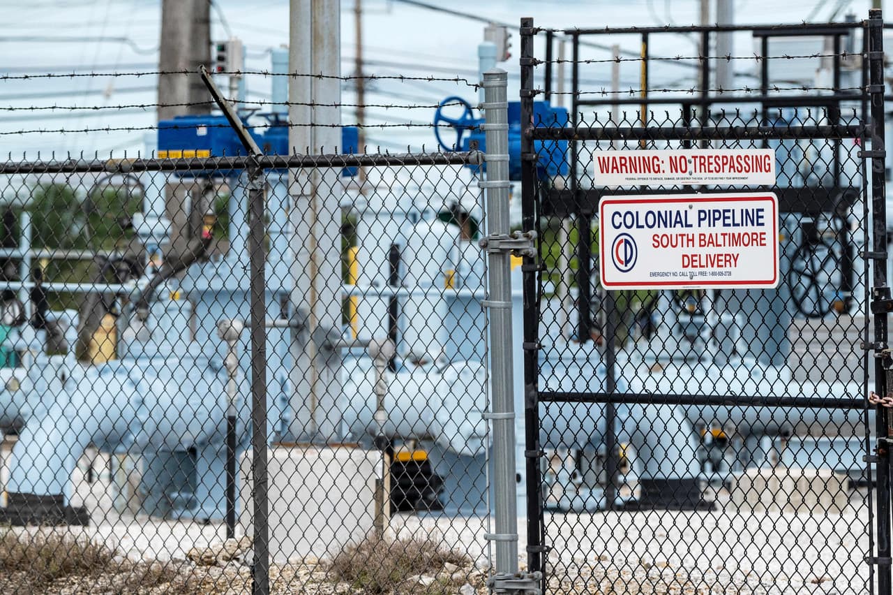 Colonial Pipeline, que según reportes de medios pagó uno $5 millones para que sus sistemas operacionales fuesen desbloqueados tras el ciberataque, dijo que 
<b>todos los mercados abastecidos por sus ductos comenzarían a recibir combustibles hacia el mediodía de este jueves.</b>
<br>
<br>Su red, por donde fluyen 2.5 millones de barriles de combustibles cada día, se extiende desde Texas hasta Nueva Jersey.
