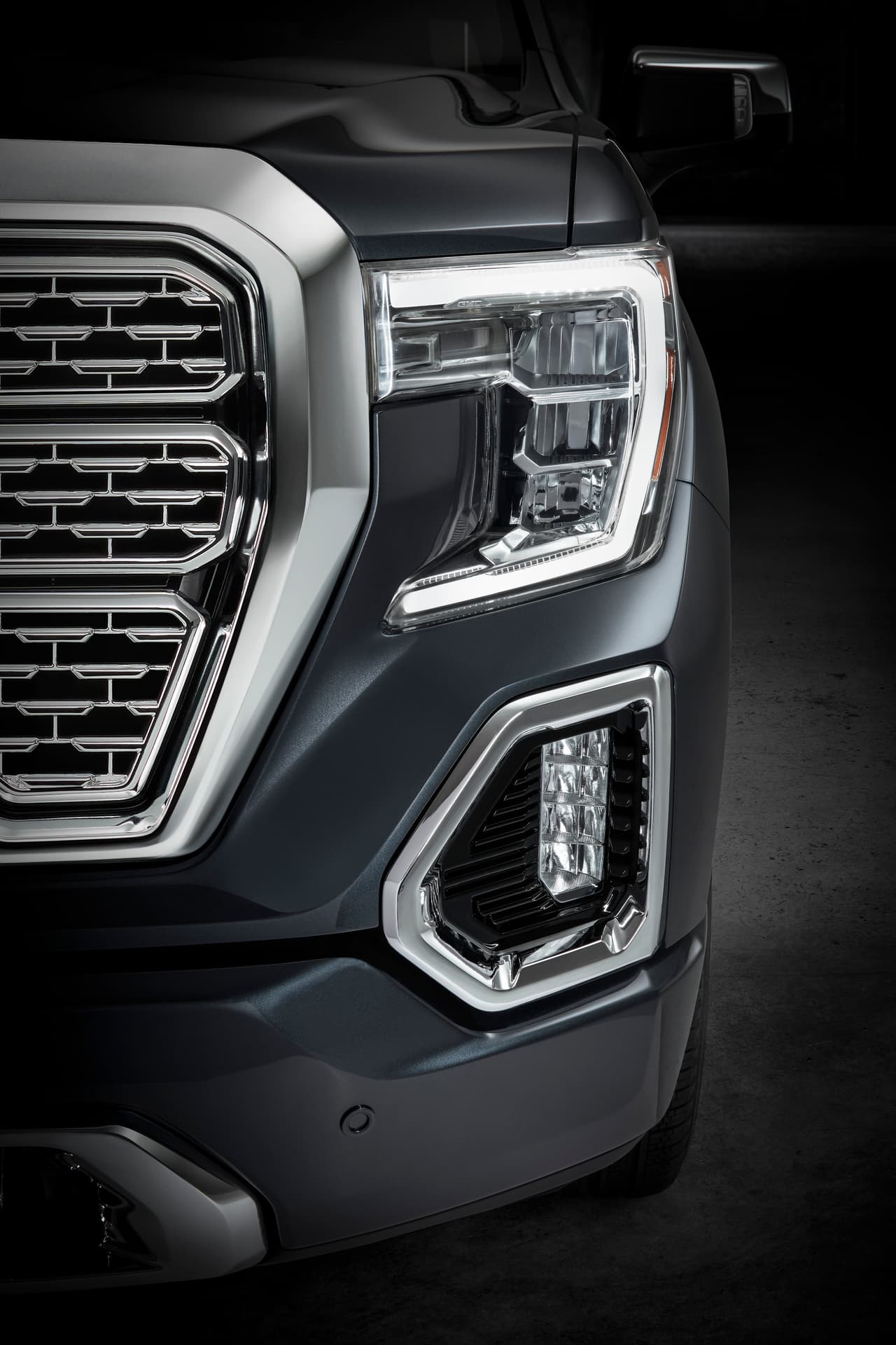 El frente de la GMC Sierra 2019 está bien resuelto tras el 
<b>rediseño de su parrilla y la presencia de sistema de luces LED's.</b>