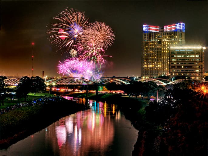 Puede traer una manta y buscar un lugar para disfrutar a lo largo del Río Trinity. También puede disfrutar de comida, bebida, música en vivo y ver los fuegos artificiales. Las puertas abren este domingo 4 de Julio a las 6 pm y los fuegos artificiales comienzan a las 9:30 pm. La entrada es gratis a Fort Worth Panther Island Pavilion: 395 Purcey St, Fort Worth, TX 76102. 
<br>