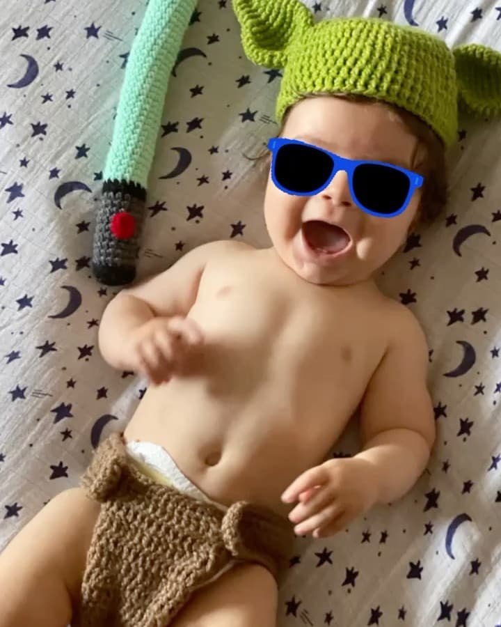 De acuerdo con Mayo Clinic, cuando el frenillo lingual (membrana que sujeta la lengua por la línea media de la parte superior) es inusualmente corta, gruesa o densa, puede afectar la forma en la que un niño come, habla y traga.
<br>