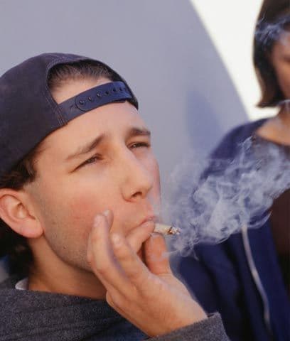 Algunos niños con este conflicto de ansiedad no resuelto pueden pasar a auto-medicarse con alcohol y drogas. Así lo indica un estudio realizado en 2004 en el Diario de Consultoría y Psicología Clínica que le dio seguimiento a niños de 9 a 13 años de edad que fueron tratados por un trastorno de ansiedad. Siete años después del tratamiento, los que todavía tenían el trastorno, bebían alcohol más días al mes y eran más propensos a usar marihuana que aquellos cuya enfermedad se había resuelto.