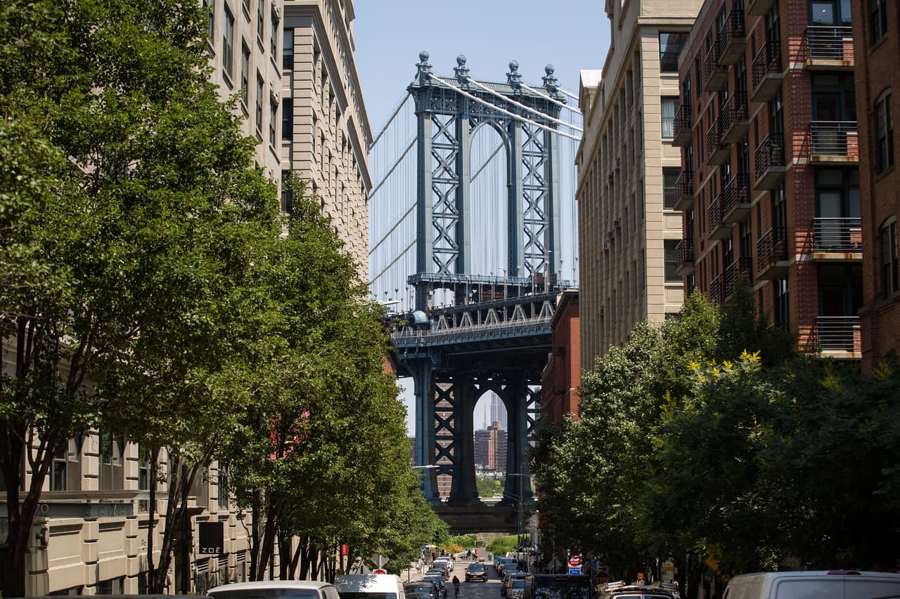 Vista del Manhattan Bridge en DUMBO, Brooklyn.