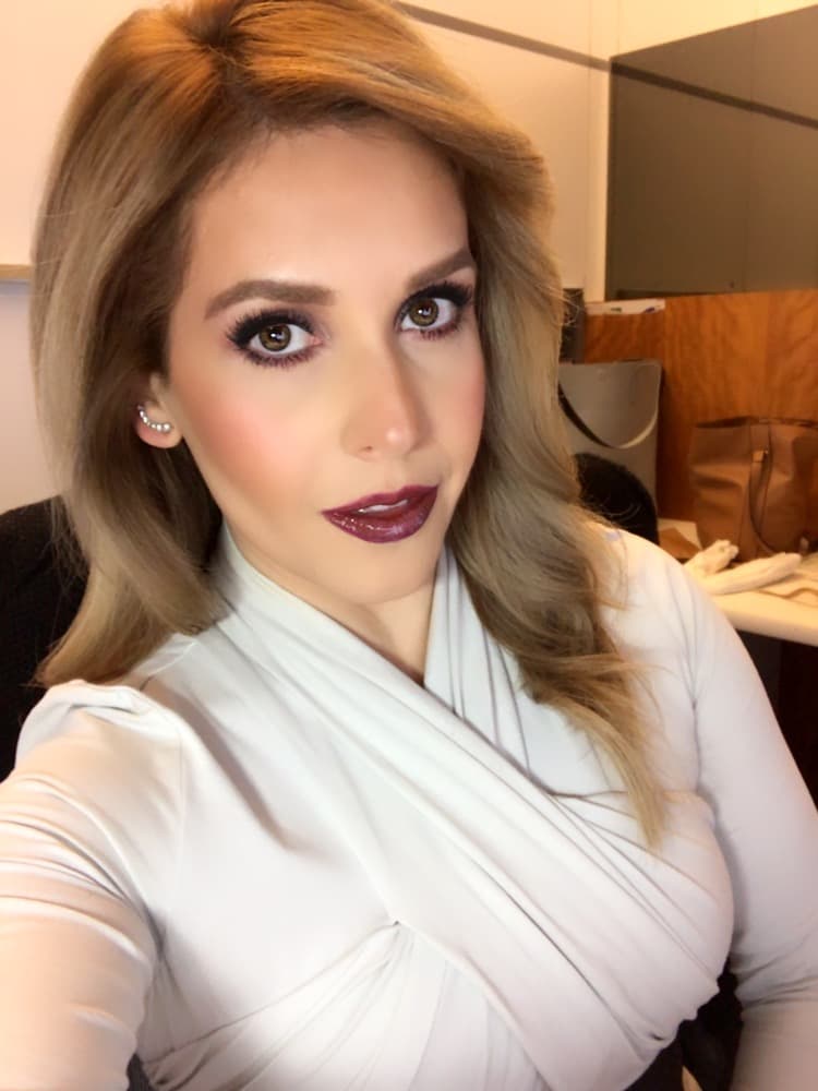 Aquí el mismo color combinado con un vestido blanco de noche.