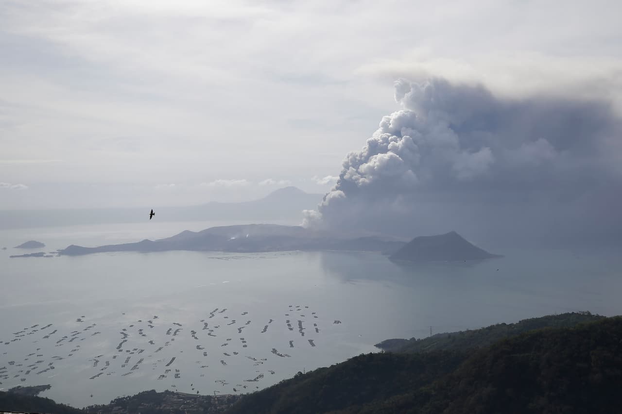 Las autoridades filipinas
<b> </b>advirtieron este domingo que el volcán Taal, a unas 52 millas (85 kilómetros) al sur de la capital de Filipinas, Manila, podría entrar en erupción de forma inminente, horas después de lanzar nubes de cenizas que obligaron a evacuar a miles de residentes y a suspender vuelos en la región, incluyendo los programados en el principal aeropuerto de la capital.