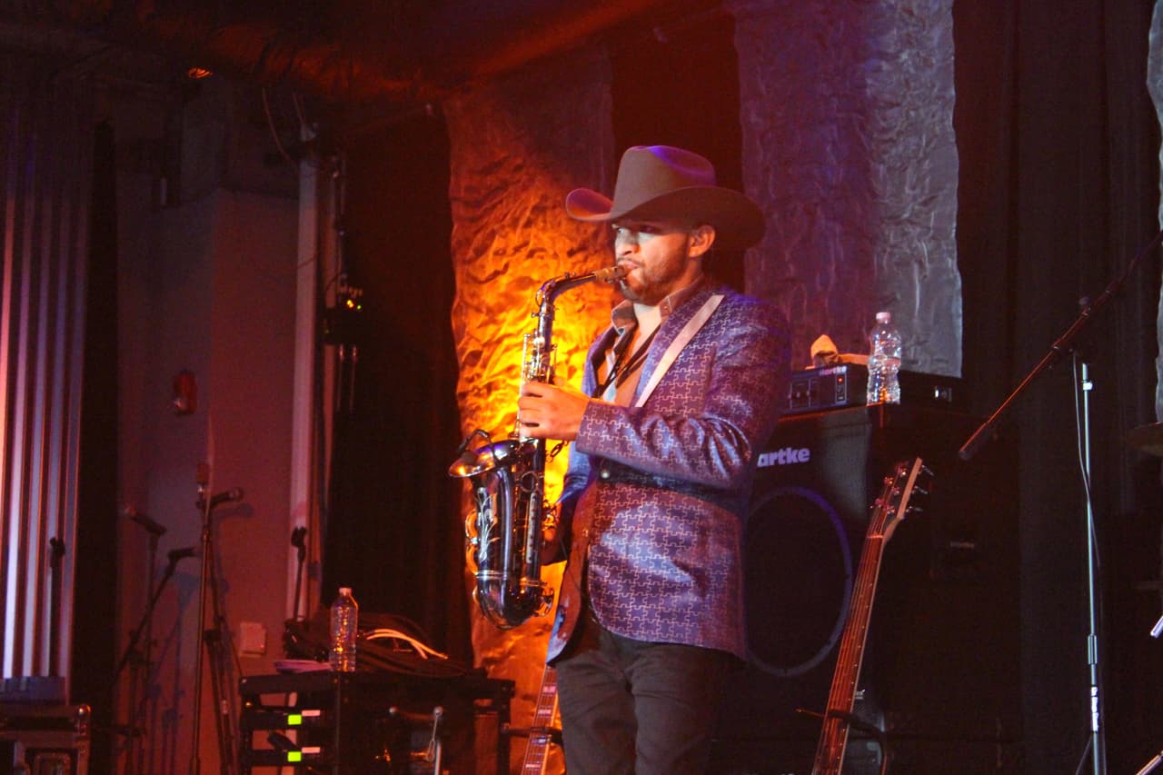 Cargados de mucha energía, los muchachos de Energía Norteña remecieron el Uforia Lounge