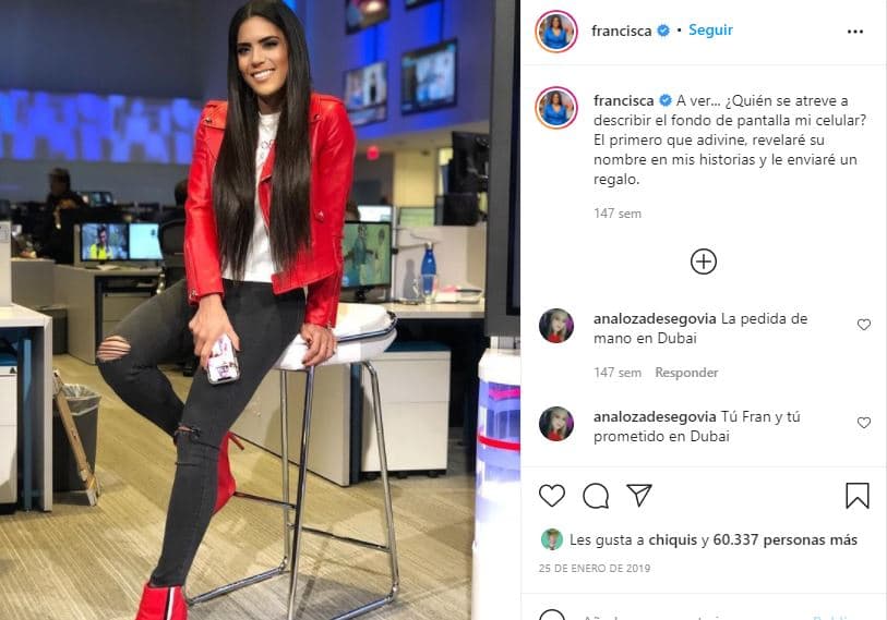 Francisca creó un outfit con jeans rotos