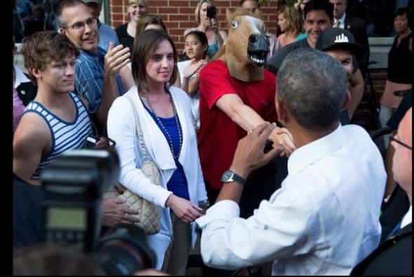 El momento que se robó la velada fue cuando un joven con máscara de caballo saludó al presidente. (Imagen tomada de Twitter).