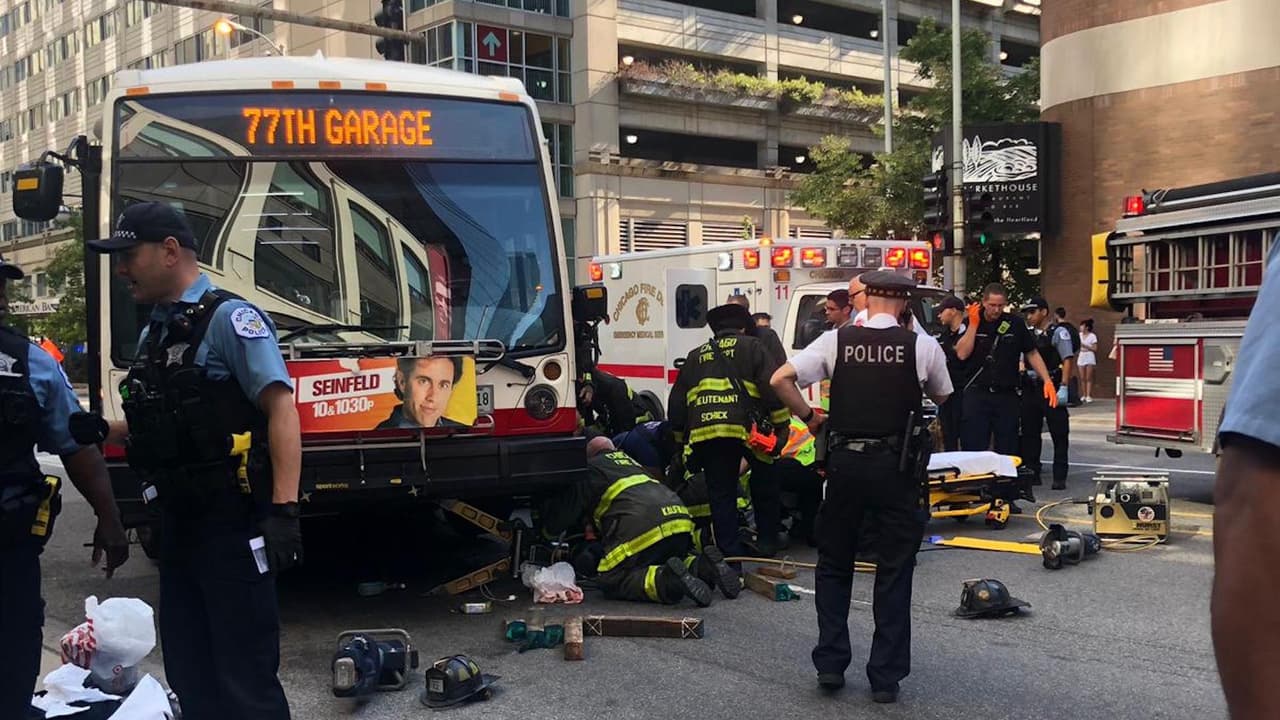 En video: Una mujer es atropellada por un camión de CTA en el centro de Chicago