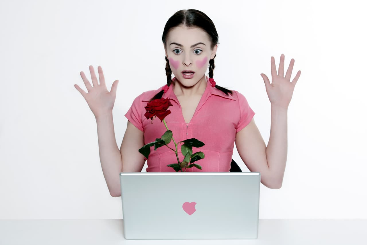 <b>Abstente de copiar a otros.</b> No es nada extraño que algunas personas roben información y hasta fotos de otros perfiles para lucir más atractivos. Recuerda que nadie le gusta que le mientan y menos si estás buscando algo que vaya en serio.