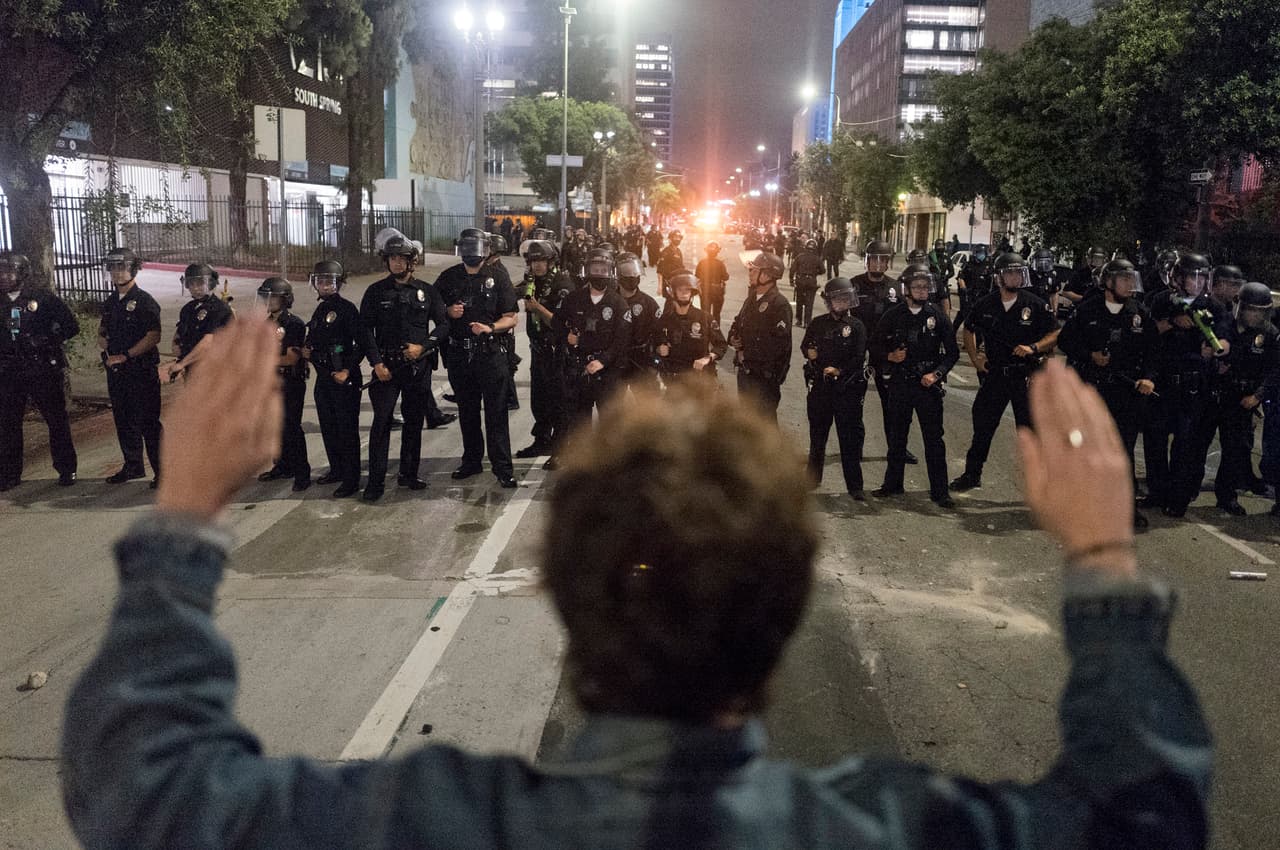 A pesar de que la mayoría de los manifestantes actuaron de forma pacífica, cientos de ellos confrontaron a las autoridades y vandalizaron propiedad pública y privada.