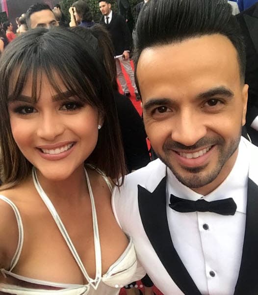 Aquí podemos verla con el exitoso Luis Fonsi en la más reciente entrega de los Latin GRAMMY.