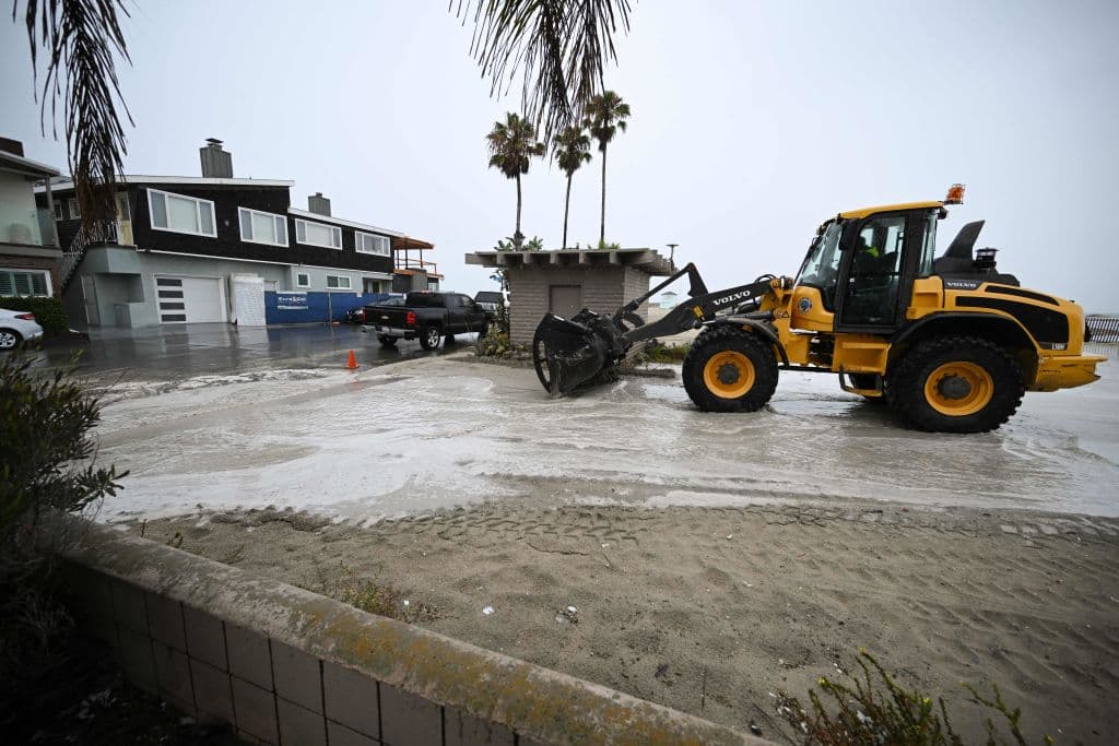 En el caso de 
<b>Long Beach</b>, funcionarios estuvieron trabajando con la arena de la playa, buscando la forma de evitar que se inunden las calles.