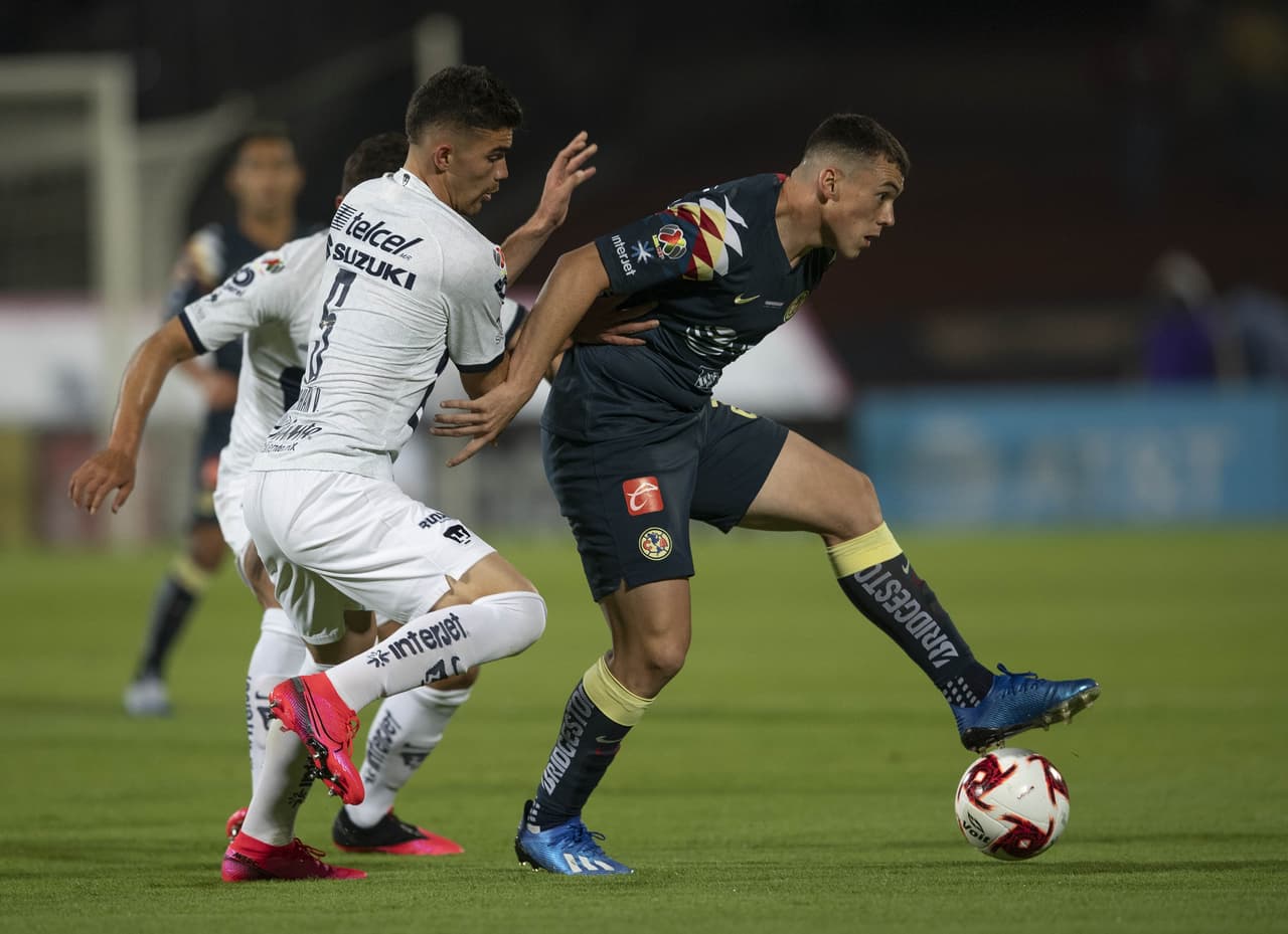 Richard Sánchez recibe el balón de espaldas a la portería, logra darse la vuelta y filtra un gran balón al que no puede llegar Leonardo Suárez.