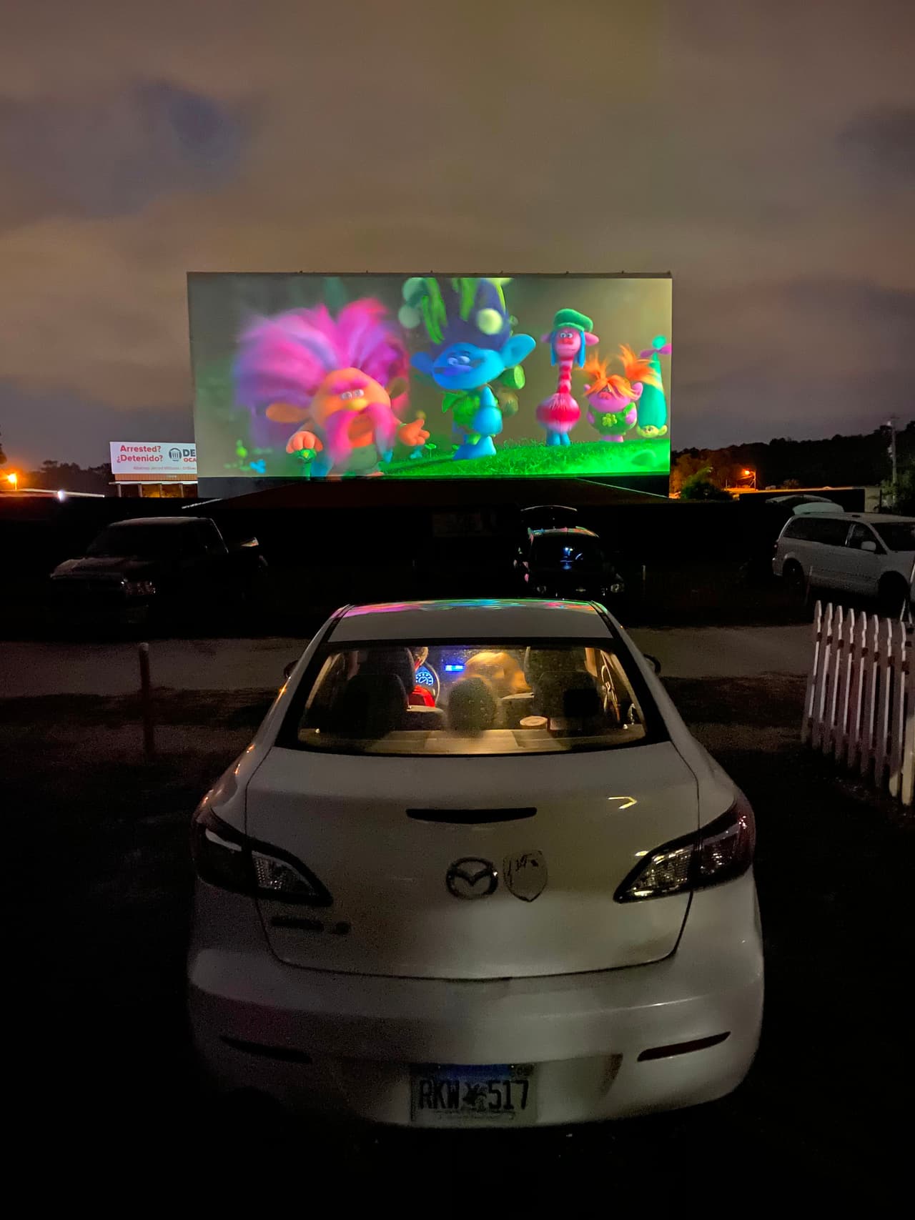 Una familia observa la película “Trolls” desde el carro.
<br>