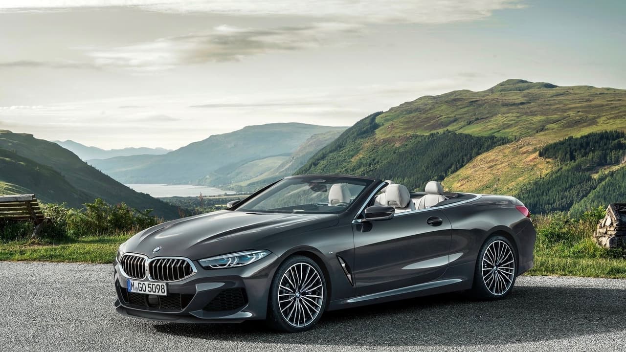 <h3 class="cms-H3-H3">BMW Serie 8</h3>
<br>Pocos coupes y convertibles tienen unas líneas tan evocativas y románticas como las del BMW Serie 8. Su baja línea de cintura le da un aire freso a la cabina, mientras que su consola central menos intrusiva que la de otros vehículos permite una cercanía poco común en los autos modernos de su tamaño. Simplemente imaginese con su media naranja a bordo de uno de estos modelos en la autopista costera de California.