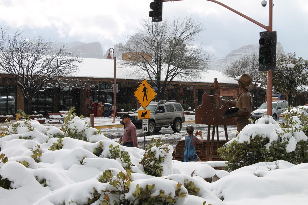 Las familias disfrutan caminar con sus hijos para disfrutar del paisaje y la nieve en Arizona.