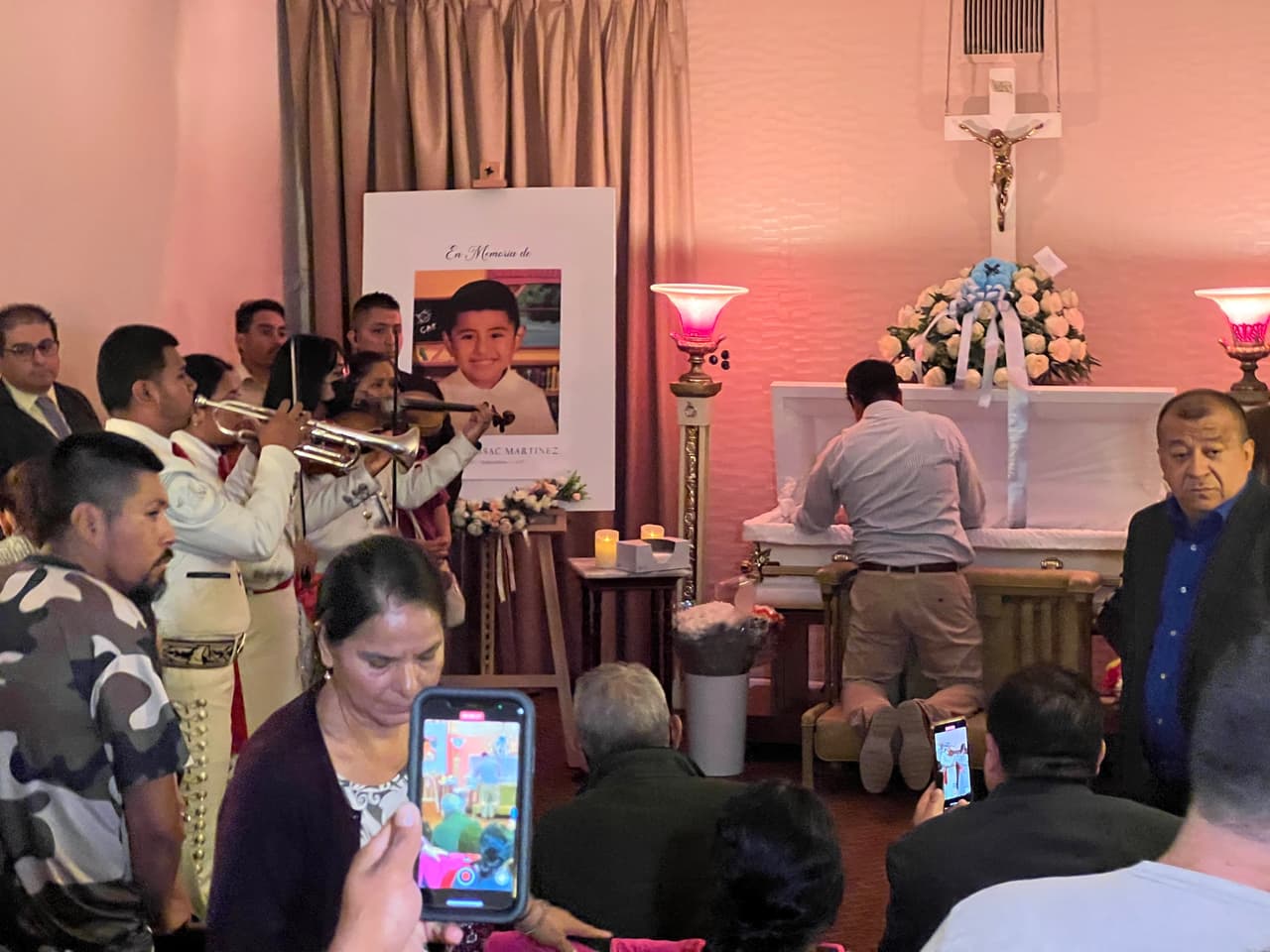Como a Jonathan le gustaba cantar, a su funeral llegó 
<b>un mariachi y, mientras cantaban ‘Amor Eterno</b>’, miembros de la policía y líderes comunitarios fueron pasando a dar sus condolencias a los inconsolables padres.