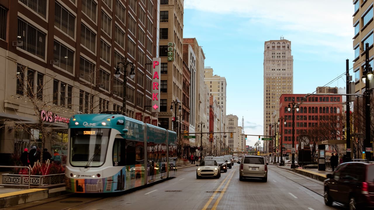 <h3 class="cms-h3-H3">1. Detroit, Michigan</h3>
<br>Costo de propiedad y mantenimiento: 
<b>86</b>
<br>Tráfico e infraestructura: 
<b>94</b>
<br>Seguridad: 
<b>99</b>
<br>Acceso a vehículos y a su mantenimiento: 47
<br>Dato curioso: 
<b>Detroit es la segunda peor ciudad en EEUU después de St. Louis, en Missouri en términos de seguridad, así como una de las ciudades donde es más caro asegurar un carro.</b>