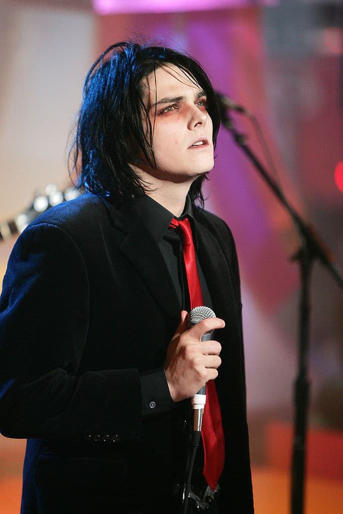 <b>Gerard Way - My Chemical Romance</b>
<br>Al hacerse famosos My Chemical Romance, millones quedaron enamorados de Gerard Way, el líder y vocalista que encarnaba perfectamente el estilo emo con su cabello largo, maquilaje, trajes negros y piel pálida.