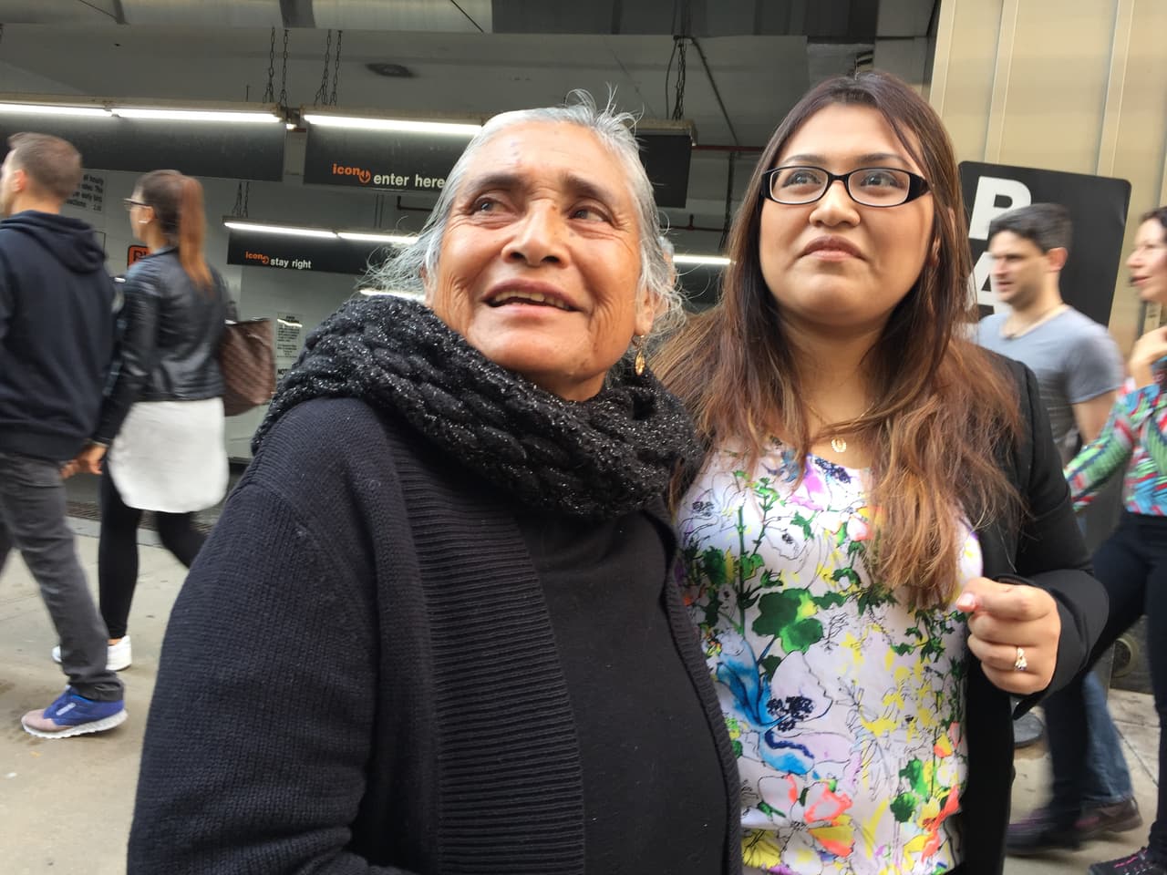 Guillermina Reyes, quien estuvo acompañada de su nieta, dijo sentirse como una reina al pasear en limusina por NYC.