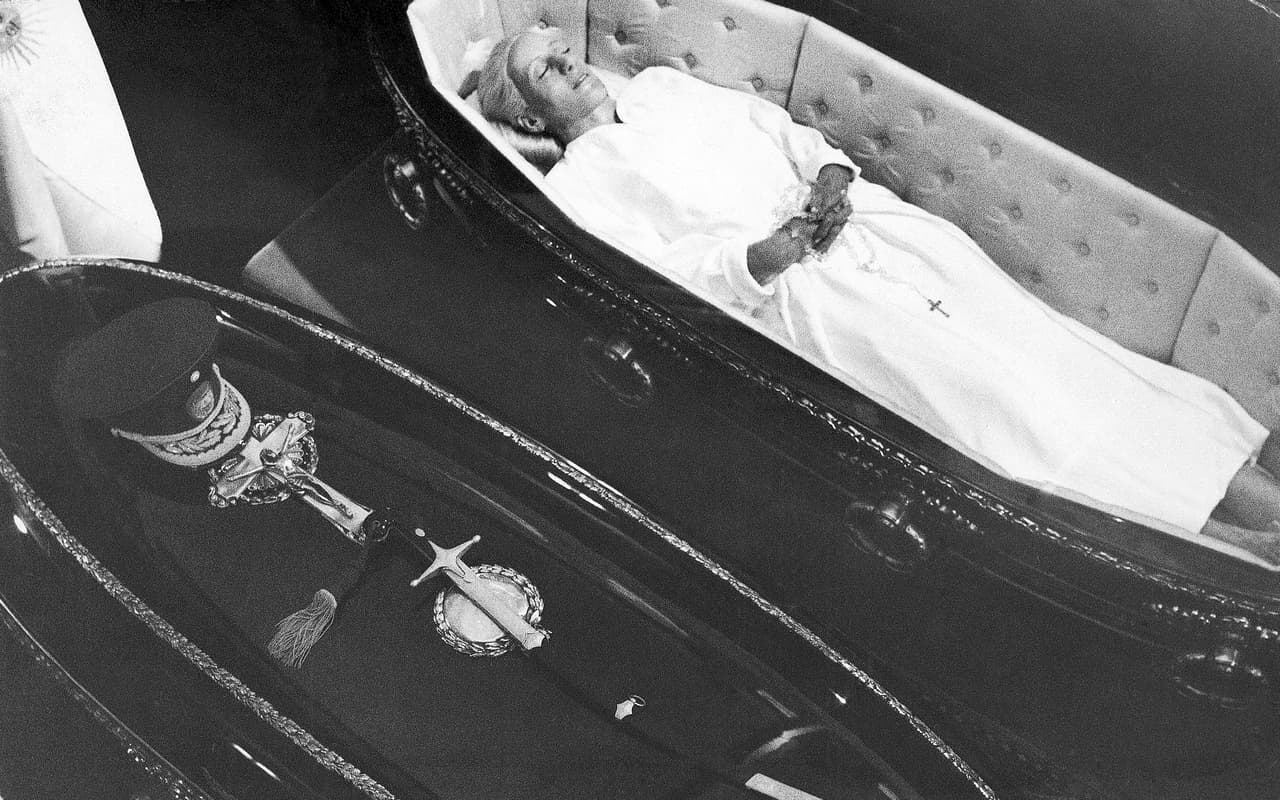 Cuando el presidente de facto Aramburu, quien había ordenado 'cristiana sepultura', supo de las vejaciones, concertó una 
<b>nueva operación secreta</b> para 
<b>sacar de Argentina el cuerpo de Eva Perón y enterrarlo en Italia bajo una tumba con nombre falso. </b>
<br>
<br>
<b>El cuerpo, entonces, fue trasladado a Milán como María Maggi de Magistris.</b>