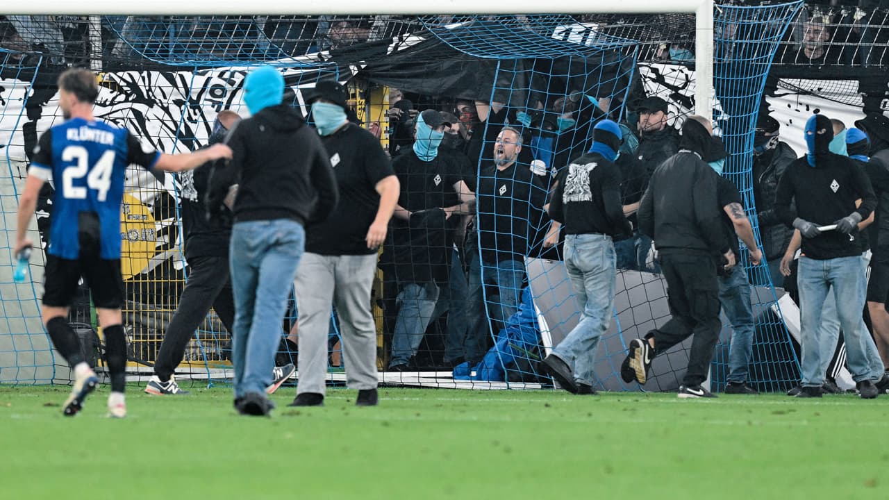 Partido de Copa de Alemania termina con heridos y policía montada