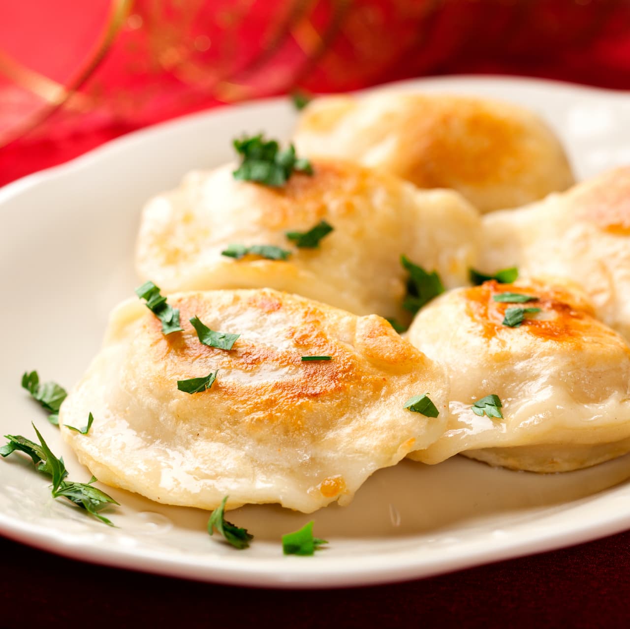 ‘Mac & Cheese’. Quién no adora este platillo emblema de la comida reconfortante americana. Este clásico puede comprarse en las tiendas, o puedes hacerlo ‘from scratch’. Las claves: no pasarte con la cocción de la pasta (debe estar ‘al dente’), y la salsa de quesos debe ser cremosa.