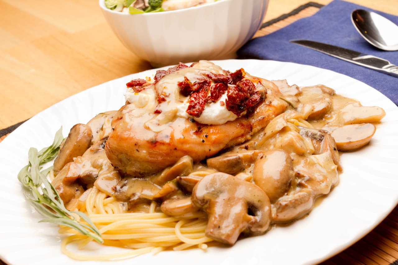 Polenta con hongos. Si de algo saben los italianos es de comida deliciosa, simple, y que reconforta el cuerpo y el espíritu. Prepara una untuosa polenta (se consigue en las tiendas) con abundante mantequilla y queso parmesano, y acompáñala con un ragú (estofado) de hongos silvestres.