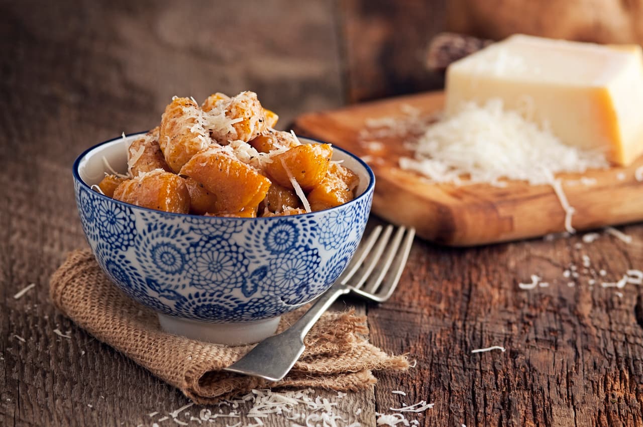 Un tazón de comida caliente y una sonrisa son una excelente forma de decir: te quiero. Checa estas 10 opciones deliciosas de ‘comfort food’, para apapachar a tus seres queridos esta temporada. Texto: Flor Rodríguez, cocinera y bloguera.