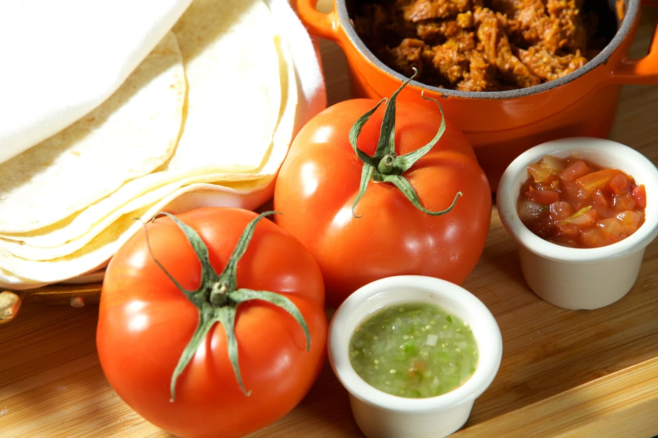 Sopa de tortilla. Un humeante tazón de sopa de tortilla siempre cura un alma herida. Cada familia tiene su receta que sabe a calor de hogar y a abrazo de abuelita. Pero, si estás lejos de casa, o no tienes tiempo, esta sopita casera y muy rápida hará el trabajo.