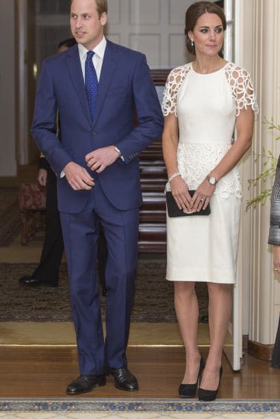 La duquesa de Cambridge nos sorprendió con su elección de vestuario para su visita en la Casa de Gobierno de Canberra, Australia. Pero no crean que enseñó piel de más, para nada. Kate simplemente eligió un diseño más arriesgado de lo que acostumbra. Lució hermosa en un vestido blanco de la diseñadora Lela Rose. Más videos de Chismes aquí.