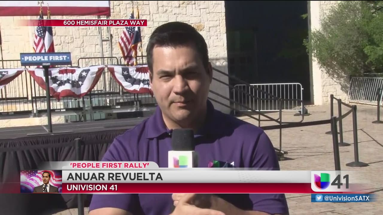 El precandidato presidencial Julian Castro reacciona a la visita de Trump en San Antonio