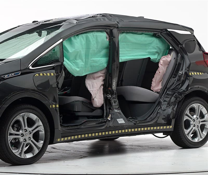 <b>Prueba de choque lateral</b>: Imagen del vehículo después de la prueba con las puertas retiradas, mostrando las bolsas de aire laterales así como el daño mínimo en el compartimiento de los pasajeros.