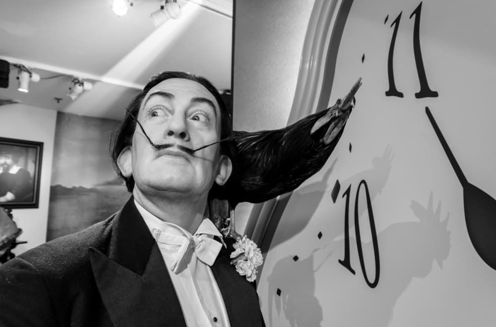 También se ha mencionado a Salvador Dalí, una de las figuras más emblemáticas del surrealismo, pues él mismo mencionaba que Nostradamus decía que la aparición de monstruos en el arte o eventos presagiaba el inicio de alguna guerra.