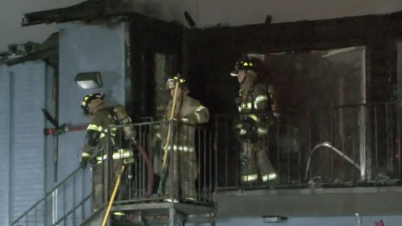 Al llegar los 
<b><a href="https://www.univision.com/temas/bomberos">bomberos</a></b> al lugar de los hechos activaron una segunda alarma y los bomberos de 
<b><a href="https://www.univision.com/temas/houston">Houston </a></b>ayudaron a sofocar el fuego.