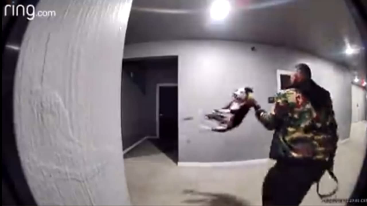 La cámara de vigilancia de uno de los apartamentos captó el momento cuando el hombre alza a la perra por el cuello, causándole dolor porque se escucha llorar al animal.