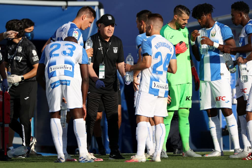 Javier Aguirre habla con sus jugadores en lo que estos toman su tiempo de hidratación.