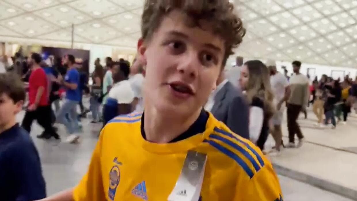 Aficionado francés presume playera de Tigres de Gignac en duelo ante Polonia 