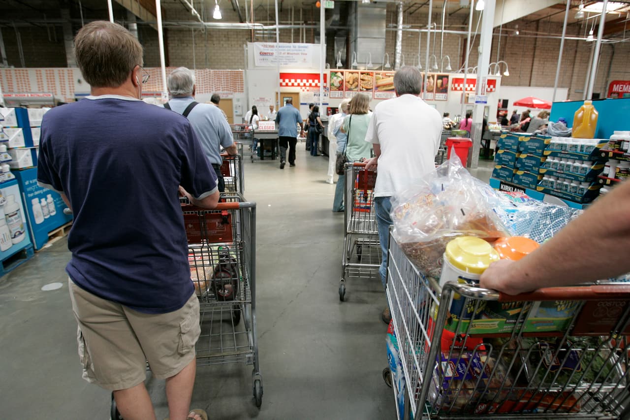 Entonces, dado a que el virus es casi un fantasma en nuestro organimo en su etapa inicial, y hay personas que lo tienen y no lo desarrollan como otras, una persona aparentemente sana, puede tenerlo y contagiar a otra de la manera más simple. Estornudando, tocando superficies y especialmente en distancias de persona a persona muy reducidas.
<br>
<br>
<a href="https://www.univision.com/local/los-angeles-kmex/largas-filas-y-productos-agotados-por-que-evitar-las-compras-de-panico-por-miedo-al-coronavirus-fotos">Largas filas y productos agotados: por qué evitar las compras de pánico por miedo al coronavirus</a>