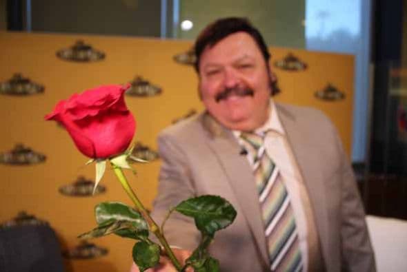 El rey del acordeón mexicano confesó delante de nuestras cámaras que tiene una segunda esposa, que siempre está con él y por supuesto que se trata de su acordeón. El cantante de ícono de la música norteña se presentará el próximo 26 de julio en el Forum de Los Ángeles, pero los boletos saldrán a la venta el 21 de febrero.